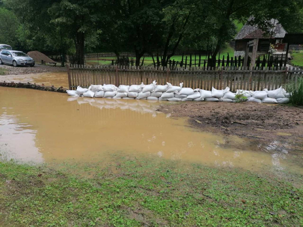 Поплаве у Тршићу: Падавине довеле до ИЗЛИВАЊА река (ФОТО)